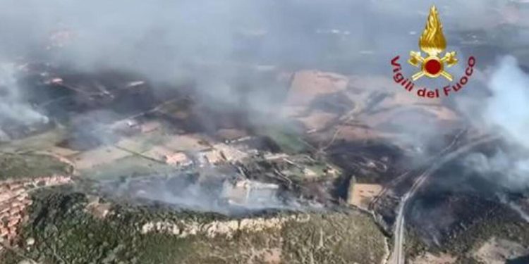 Sardunya Adası’ndaki yangında 4 kişi yaralandı, 600 kişi tahliye edildi!