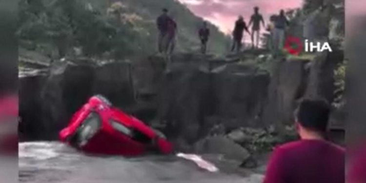 Şelale kıyısında can pazarı! Baba kızın endişe dolu anları…