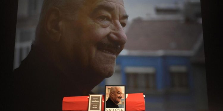 Senarist Safa Önal son seyahatine uğurlandı