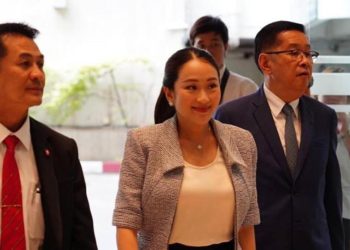 Sürgündeki başbakan Thaksin ülkesine dönüşünü erteledi