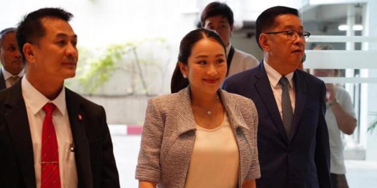 Sürgündeki başbakan Thaksin ülkesine dönüşünü erteledi