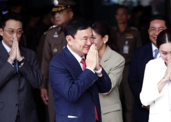 Sürgündeki başbakan ülkesine döndü, karakola götürüldü!