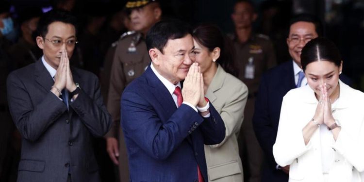 Sürgündeki başbakan ülkesine döndü, karakola götürüldü!