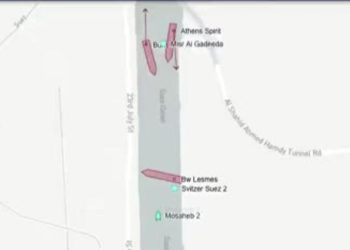 Süveyş Kanalı’nda kaza: Petrol tankeri, karaya oturan LNG yüklü tankere çarptı