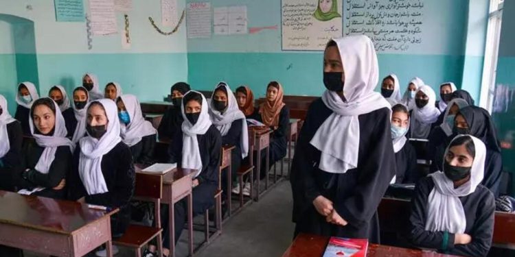 Taliban’dan kız çocukları için reaksiyon çekecek karar