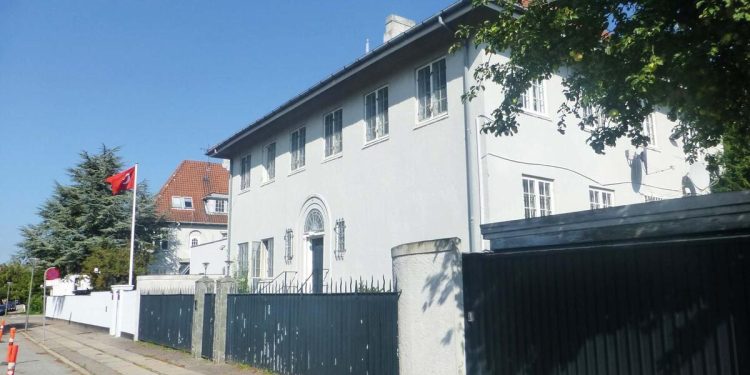 Türk Büyükelçiliği önünde alçak aksiyon