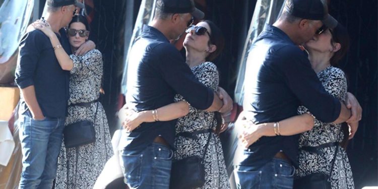 Ünlü oyuncu yıllar evvel verdiği kelamı tuttu: Mevt döşeğindeki aşkının elini hiç bırakmadı!