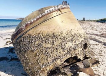 Uzay enkazı kıyıya düştü