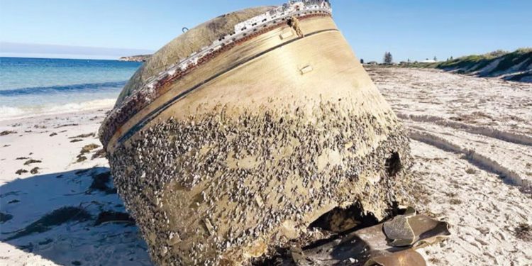 Uzay enkazı kıyıya düştü