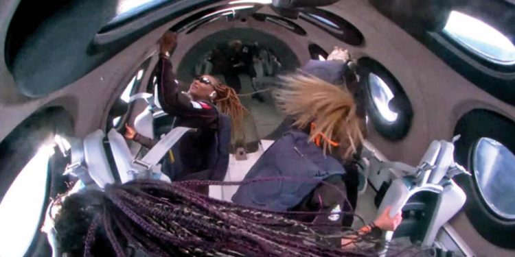 Uzayın birinci turistleri! Artık parasını ödeyen uzayda