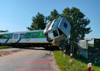 Yolcu treni kamyonla çarpıştı: Çok sayıda yaralı