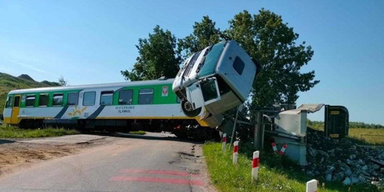 Yolcu treni kamyonla çarpıştı: Çok sayıda yaralı