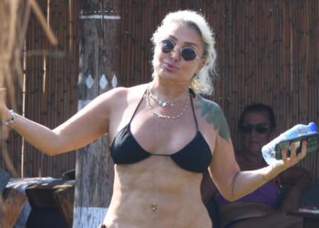 Yonca Evcimik’ten sitem: Beni kilolu gösteriyorsunuz