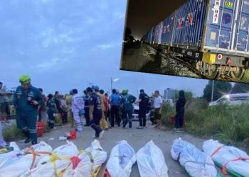 Yük treni, emekçi taşıyan kamyonete çarptı: Çok sayıda meyyit ve yaralı