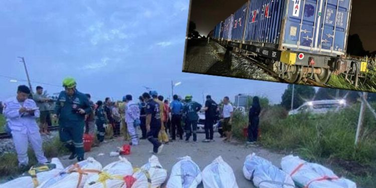 Yük treni, emekçi taşıyan kamyonete çarptı: Çok sayıda meyyit ve yaralı