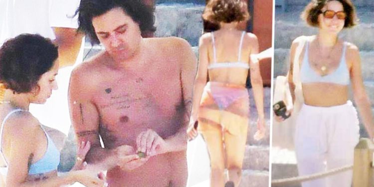 Zeynep Bastık’tan sevgilisi Ali Can Ayyıldız’a küçük defile