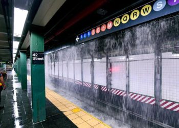 127 yıllık su şebekesi patladı! New York metrosu sular altında…