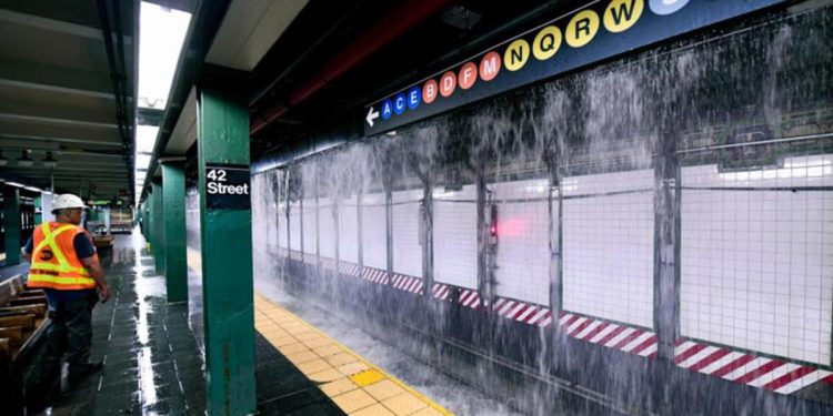 127 yıllık su şebekesi patladı! New York metrosu sular altında…
