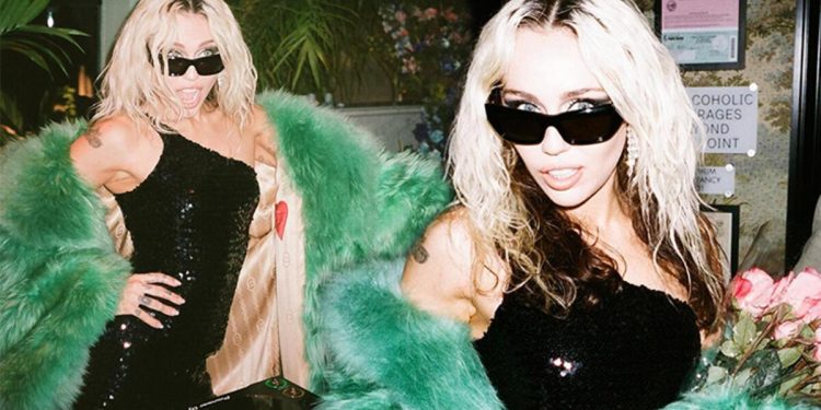 15 yaşında verdiği olay yaratan yarı çıplak pozu savundu: Ailem fotoğraf çekilirken yanımdaydı