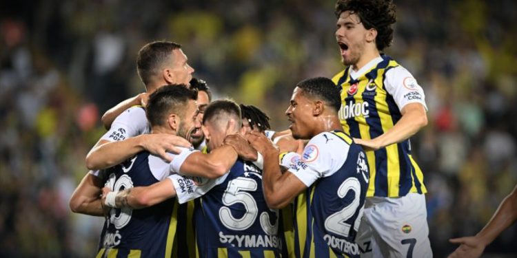 Fenerbahçe evinde Başakşehir’i 4 golle geçti