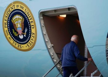 ABD Lideri Biden, uçaktan inerken düşme tehlikesi yaşadı