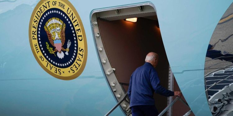 ABD Lideri Biden, uçaktan inerken düşme tehlikesi yaşadı