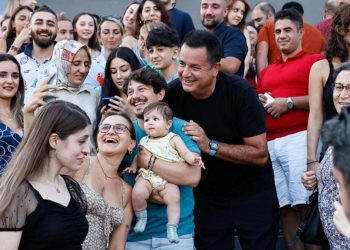 Acun Ilıcalı çalışanlarını tatile götürdü