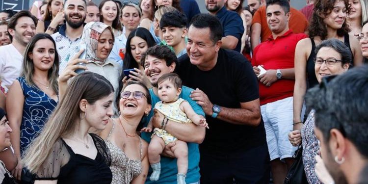 Acun Ilıcalı çalışanlarını tatile götürdü