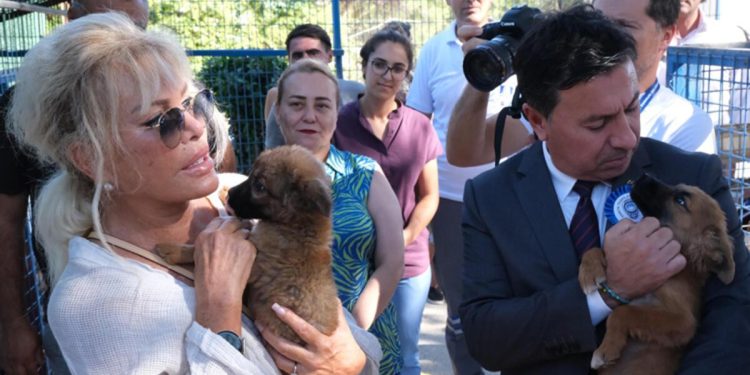 Ajda Pekkan’dan manalı ziyaret