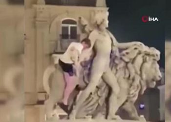 Alkollü turist heykele tırmandı, 19 bin dolar hasara neden oldu