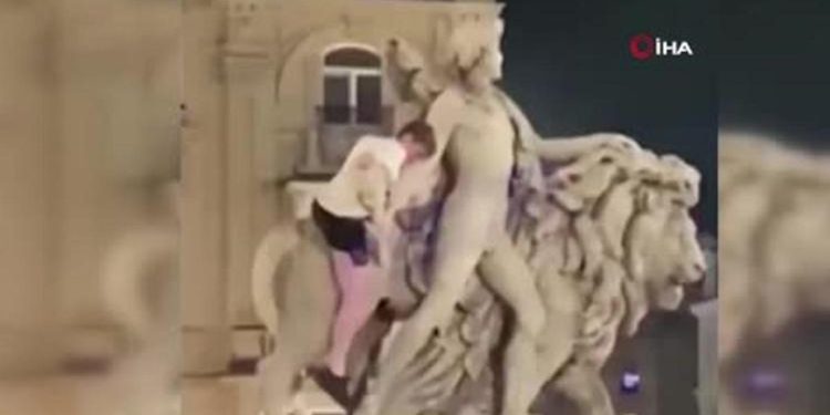 Alkollü turist heykele tırmandı, 19 bin dolar hasara neden oldu