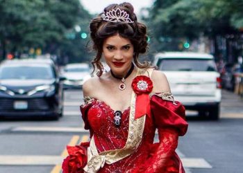 Ayça Varlıer kraliçe rolüyle New York’ta