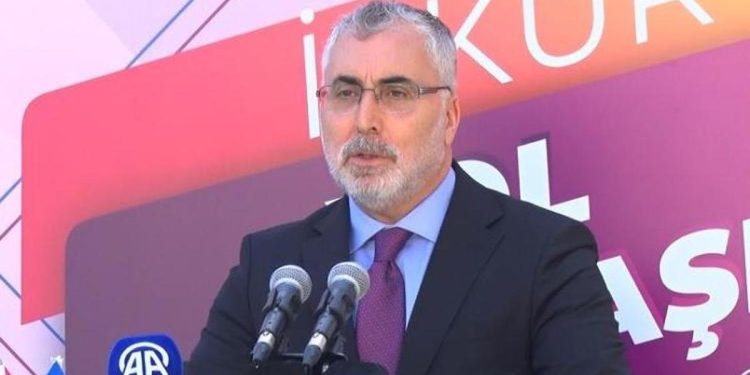 Bakan Işıkhan: Gençlere yanlarında olduğumuzu hissettirmeyi hedefliyoruz