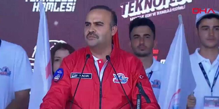 Bakan Kacır: 20 yıla yüz yıllık projeleri sığdırma uğraşında olduk