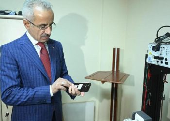 Bakan Uraloğlu’ndan cep telefonu merkezine inceleme