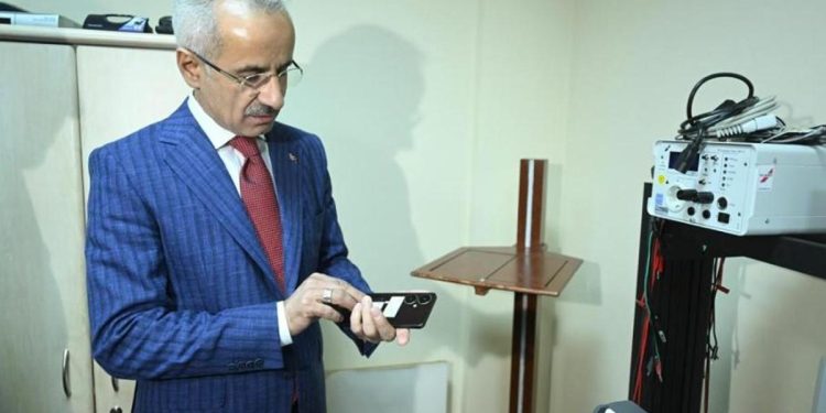 Bakan Uraloğlu’ndan cep telefonu merkezine inceleme