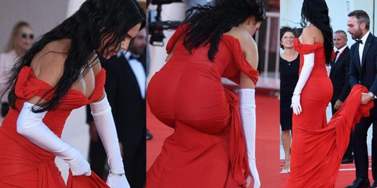 Bir elbise başına ne işler açtı… Madem taşıyamıyorsun bunu neden giydin!