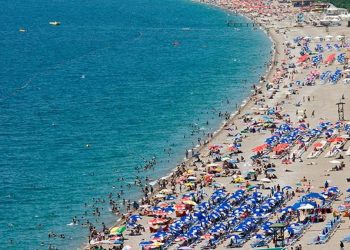 Bir Rus çok sayıda daire alıp siteyi otele çevirmişti… ‘Rakamlar maalesef hakikat, bunun ismi merdiven altı turizm’