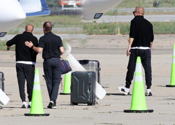 Boşanmaları yılan kıssasına döndü… Nafakayı az bulan eski eşi onu servetini saklamakla suçlamıştı: Ünlü oyuncu özel jetiyle geziyor!