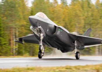 Bu bir ilk! F-35A savaş uçakları otoyola iniş yaptı