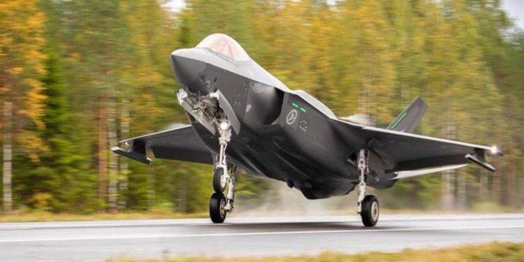 Bu bir ilk! F-35A savaş uçakları otoyola iniş yaptı