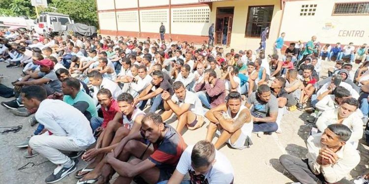 Çeteler hapishaneyi tatil köyüne çevirmiş… Venezuela’da 11 bin polisle dev baskın