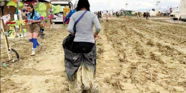 ‘Çöl  festivali’ çamura bulandı