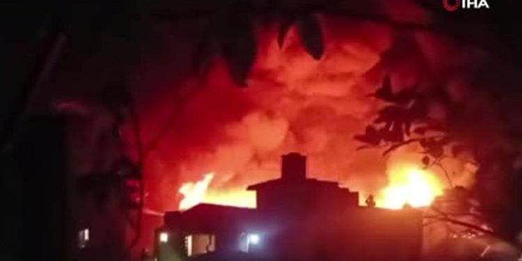 Dehşetli yangın : Yüzlerce dükkan küle döndü