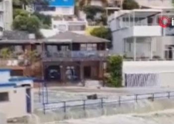 Dev dalgalar hayatı felç etti! 1 kişi hayatını kaybetti