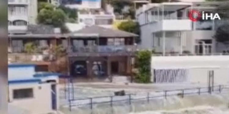 Dev dalgalar hayatı felç etti! 1 kişi hayatını kaybetti