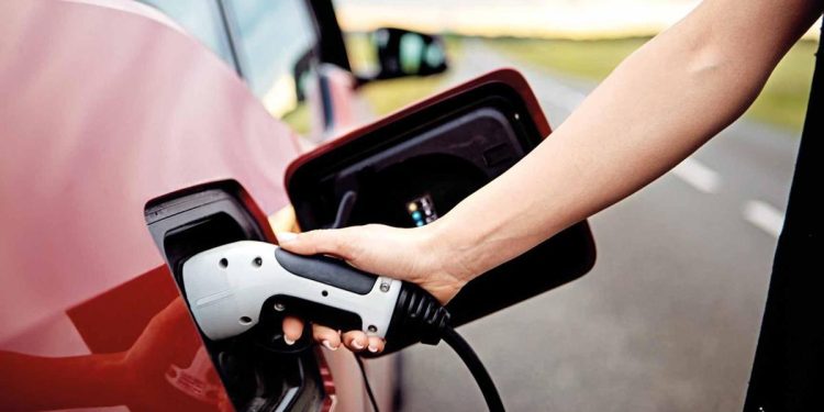 Elektrikli araç fiyatları benzinliyle eşitleniyor