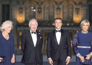 ElIzabeth’in gerdanlığı CamIlla’nın boynunda