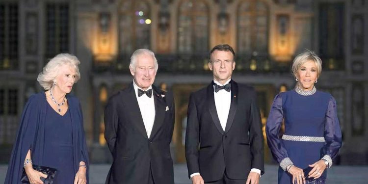 ElIzabeth’in gerdanlığı CamIlla’nın boynunda