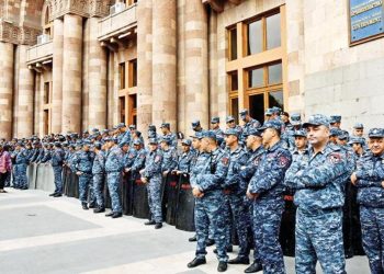 Ermenistan kaosa teslim